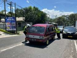 Layanan Prima Operasi Ketupat Semeru 2024, Polisi Rela Dorong Mobil Wisatawan di Kota Batu yang Mogok