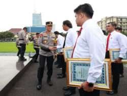 Hari Kesadaran Nasional, Kapolda Jatim Kembali Beri Penghargaan Anggota Berprestasi