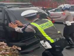 OPS Ketupat Semeru 2024 Polisi Bantu Kendaraan Pemudik Mogok di Kota Kediri