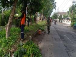 Pelihara Kebersihan, Babinsa Manahan Kerja Bakti Bersama Linmas dan Warga