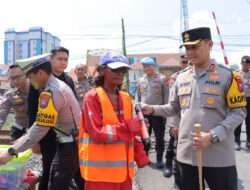 Atensi Perlintasan Kereta Api Tanpa Palang, Polres Lamongan Bantu Peralatan Untuk Relawan