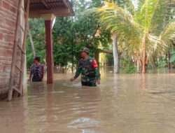 Kepedulian Babinsa Karanganyar Bersama Pilar Desa Hadapi Banjir
