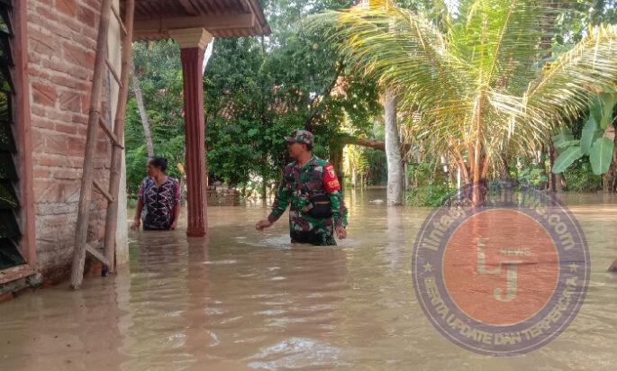 Kepedulian Babinsa Karanganyar Bersama Pilar Desa Hadapi Banjir