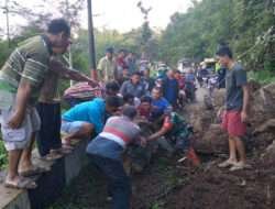 Upaya Tanggap Bencana, Koramil 0801/03 Arjosari Bantu Atasi Tebing Longsor