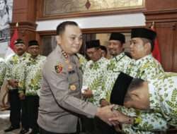 Kapolrestabes Surabaya Berangkatkan 17 anggota TNI-POLRI dan Masyarakat Umroh Gratis