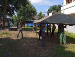 Babinsa Joyotakan Latihkan Bongkar Pasang Tenda Darurat Lapangan Kepada Relawan Desa Tanggap Bencana (DESTANA)