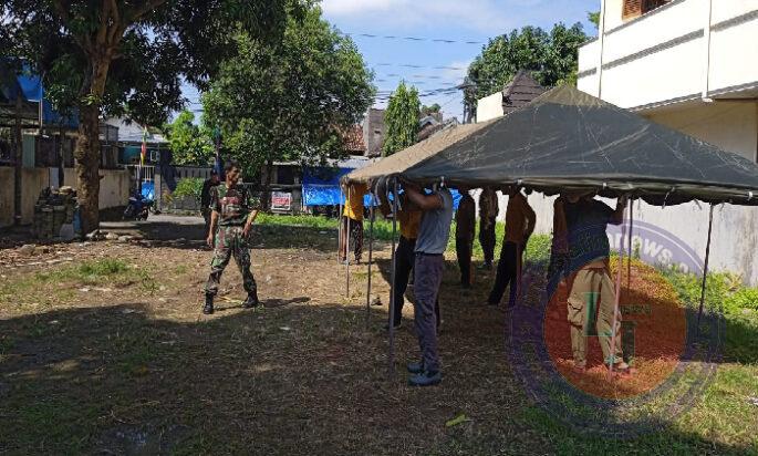 Babinsa Joyotakan Latihkan Bongkar Pasang Tenda Darurat Lapangan Kepada Relawan Desa Tanggap Bencana (DESTANA)