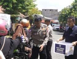Satlantas Polres Gresik Bagikan Makanan kepada pengendara dalam Jumat Berkah Berbagi
