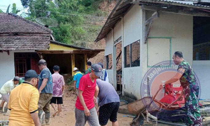Babinsa dan Bhabinkamtibmas Dompyong: Pilar Kekuatan Gotong Royong di Tengah Bencana Alam