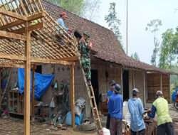 Sebagai Wujud Kepedulian, Babinsa Koramil Bringin Bantu Warga Perbaiki Rumah