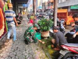 Tumbuhkan Semangat dan Budaya Gotong Royong, Babinsa Jayengan Kerja Bakti Bersama Warga Binaan