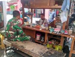 Sembari Nongkrong di Warung Angkringan, Babinsa Purwosari Eratkan Tali Silaturahmi Dengan Warga