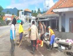 Sinergitas TNI Polri Bersihkan Saluran Air Pasca Banjir di Lumajang