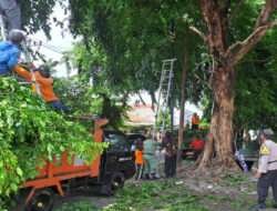 Pelopori Kegiatan Positif, Babinsa Jagalan Gandeng Warga Kerja Bakti Bersihkan Lingkungan