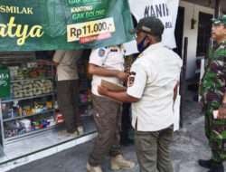 Babinsa Gilingan Dampingi Satpol PP Dan Staf Kelurahan Gelar Operasi Rokok Ilegal