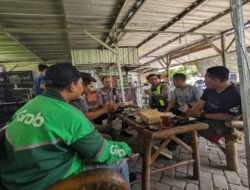 Sampaikan Pesan Kamseltibcarlantas Polres Bojonegoro Ngopi Bareng Ojol
