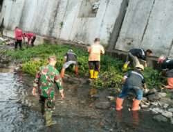 Cegah Terjadinya Banjir, Babinsa Keprabon Bersama Tim Saberling Laksanakan Kerja Bakti Resik-resik Kali Pepe