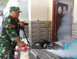 Cegah Penyebaran Penyakit DBD, Babinsa Kepatihan Kulon Bersama Puskesmas Laksanakan Fogging