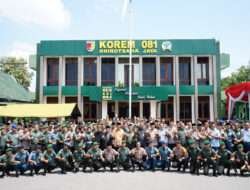 Komandan Kodim 0806/Trenggalek dan Ketua Persit KCK Cabang XX Hadiri Acara Halal Bihalal Akbar TNI-Polri