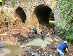 Babinsa Kedunggalar Bersama Warga Kompak Bersihkan Sampah di Sungai