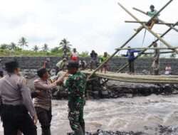 TNI-Polri dan Warga Lumajang Gotong Royong Bangun Jembatan Darurat Pasca Banjir Lahar Dingin Gunung Semeru