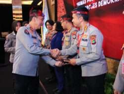 Kadiv Humas Polri Beri Penghargaan ke 7 Anggota dengan Nilai Sertifikasi Kompetensi Terbaik