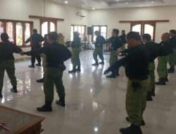 Tingkatkan Kemampuan Linmas, Babinsa Sumber Berikan Pembekalan PBB dan Latihan Beladiri