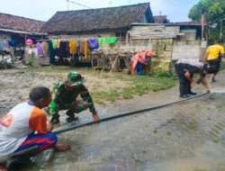 Polisi Bersama TNI dan Warga Gotong Royong Bersihkan Material Luapan Sungai Jurang Dandang di Nganjuk