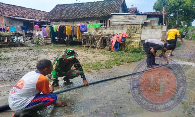 Polisi Bersama TNI dan Warga Gotong Royong Bersihkan Material Luapan Sungai Jurang Dandang di Nganjuk