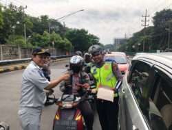 Satlantas Polres Gresik Bagikan Coklat Gelar Kampanye Simpatik Keselamatan di Jalan Raya
