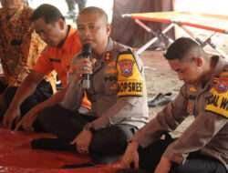 Polres Mojokerto Salurkan Bantuan Untuk Warga Terdampak Tanah Longsor di Dlanggu