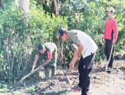 Babinsa Kodim 0802/Ponorogo Kerja Bakti Bersihkan Saluran Air Bersama Warga Desa Binaan