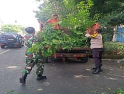 Bati Komsos Koramil 03/Serengan Bersama Bhabinkamtibmas dan Aparat Kelurahan Bersinergi Wujudkan Kebersihan Lingkungan