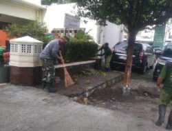 Babinsa Punggawan Bersama Petugas Kebersihan Laksanakan Kegiatan Pembersihan Fasum