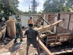 Ringankan Beban Warganya, Babinsa Koramil Kendal Bantu Pembongkaran Rumah Warga Binaan