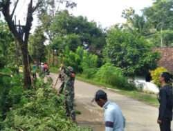 Cegah Pencemaran Udara, Koramil 0801/01 Pacitan Bersama Warga Kerja Bakti Bersihkan Lingkungan