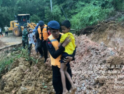 TNI-Polri Bantu Warga Buka Akses Jalan Putus Akibat Longsor