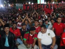 Berbaur Dengan Masyarakat Kapolres Pamekasan Nobar Di Alun-Alun Arlan