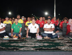 Kapolres Gresik Bersama Bupati Gresik dan Ribuan Warga Nobar Timnas Indonesia di halaman Kantor Bupati Gresik