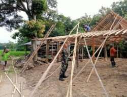 Budayakan Gotong Royong Babinsa Bantu Bangun Rumah