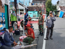 Basmi Sarang Nyamuk, Babinsa Kelurahan Pasar Kliwon Bersama Dinas Kesehatan Laksanakan Foging