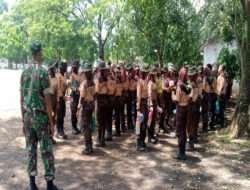 Babinsa Kelurahan Nusukan Laksanakan Pembinaan Kepramukaan di SMK Mandala Bhakti Surakarta