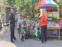Dengarkan Keluh Kesah Pedagang, Babinsa Tak Segan Terjun Ke Lapangan Sambangi Pedagang Kaki Lima