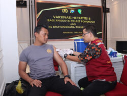 Polres Ponorogo Gelar Vaksinasi Hepatitis B dan Deteksi Dini Narkoba Bagi Anggota