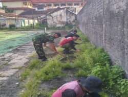 Kompak..!! Babinsa Kepatihan Kulon Bersama Warga Masyarakat Kerja Bakti Bersihkan Lingkungan