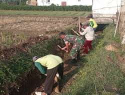 Gotong Royong, Babinsa Kodim 0802/Ponorogo Bersama Warga Kerja Bakti Bersihkan Parit