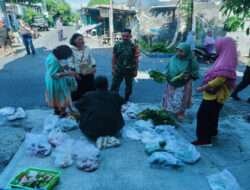Babinsa Pucangsawit Berikan Motivasi dan Semangat Kerja Kepada Penjual Sayur Keliling