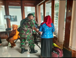 Peduli Kesehatan, Babinsa Kelurahan Kestalan Dampingi Posbindu Lansia