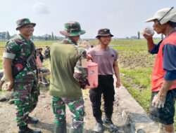 Istirahat Siang, Satgas TMMD Reguler 120 Kodim 0726/Sukoharjo Bersenda Gurau Dengan Warga