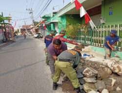 Warga Tak Mau Kalah Semangatnya Dengan Satgas Karya Bakti Daerah Tahap I TA.2024 di Wilayah Kelurahan Gandekan